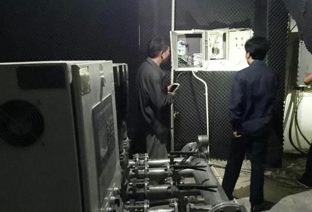 在民警的协调下,水泵房门被打开,业主们进去打开水阀