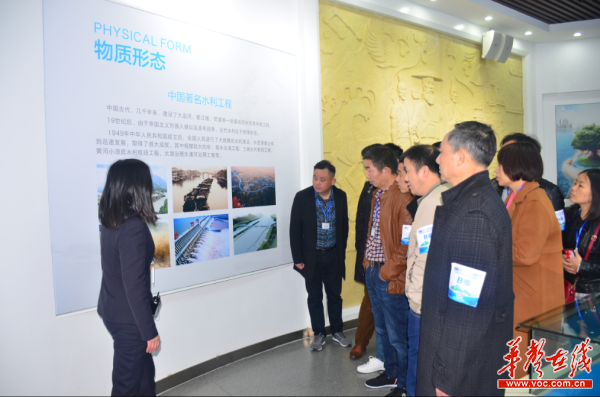 市民代表参观长沙节水展示厅。