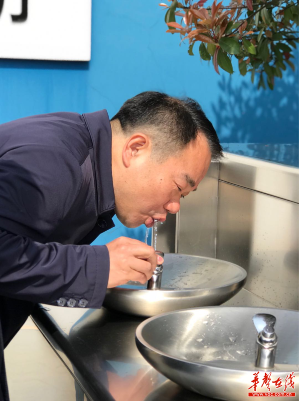 长沙市水务局党委书记、局长曹彪在节水展厅前坪直饮水台饮用二水厂出厂水。
