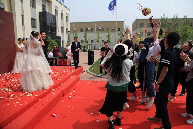 南水北调职工集体结婚现场