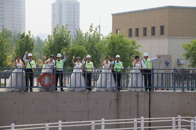 新人们在出口闸上合影