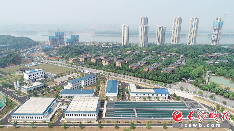 长沙第六水厂位于开福区芙蓉北路与兴联路、创远路交会处西北角，占地面积157.36亩，项目一期供水能力为10万吨/日，远景总规模为50万吨/日。