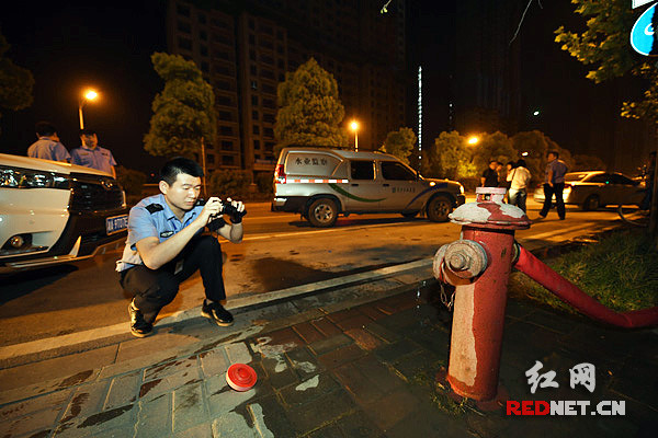 4月19日晚上，违规从消火栓取水用于清洗工地上的渣土车被抓拍。